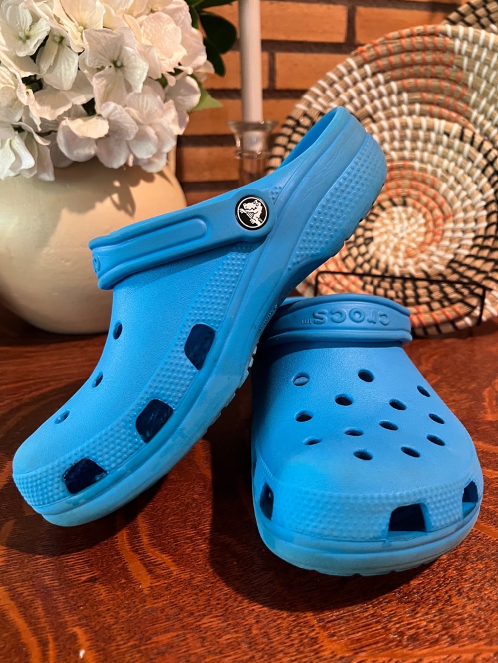 CROCS Classic Clog in Bright Turquoise Blue